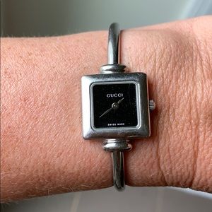 Gucci women’s bangled silver watch 1900 L